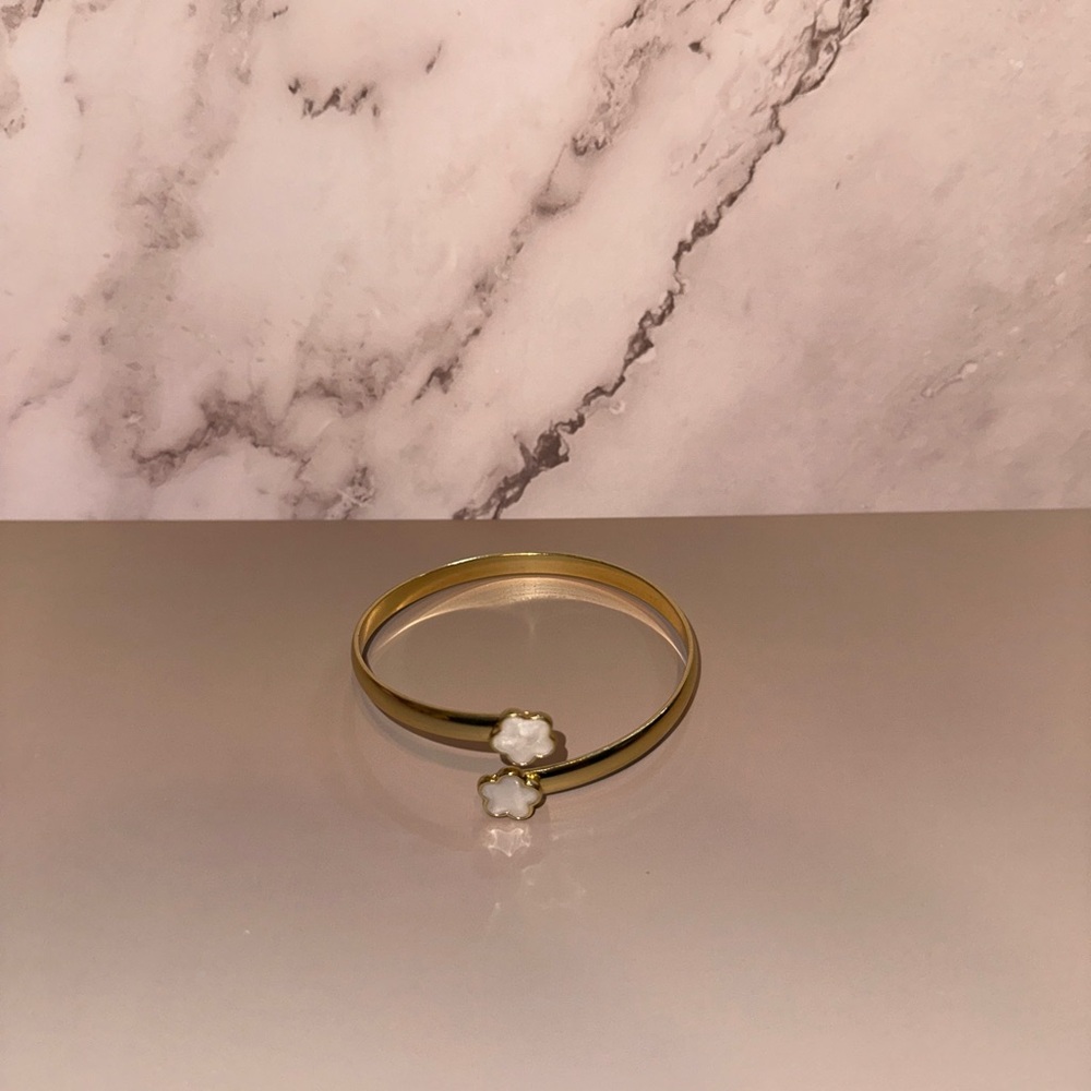 Elegant Gold and White Floral Bracelet